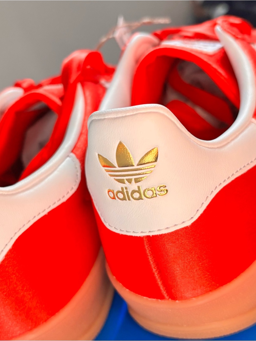 ✨ Disney x Adidas Alice in Wonderland Red Satin Sneakers Sz 7 ✨ - Picture 11 of 11